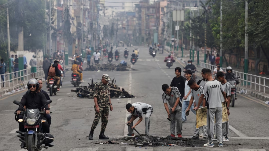 Phu nhân cựu Thủ tướng Nepal thiệt mạng trong làn sóng biểu tình bạo lực