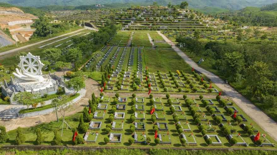 Đổ xô đi mua đất cho 'người âm' để làm... quà tặng