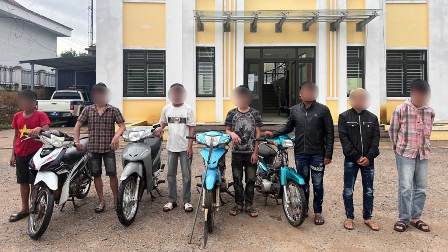 Xử lý nhóm thanh thiếu niên cầm theo hung khí gây rối trật tự trên đường