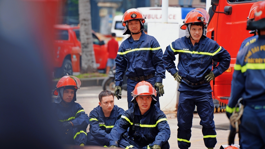 Song Luân, MONO, Kiều Minh Tuấn…nghẹn ngào khi trải nghiệm chữa cháy