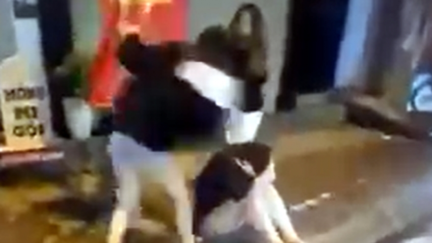 Nóng 24h: Cô gái bị hành hung tập thể trên đường phố Hà Nội lúc nửa đêm