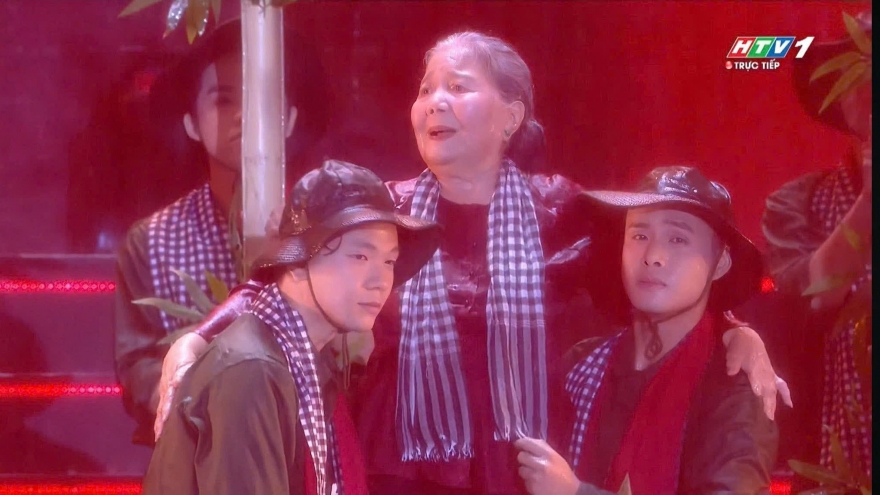 NSƯT Lê Thiện và 'món quà vô giá' dưới cơn mưa lịch sử đêm Quốc khánh