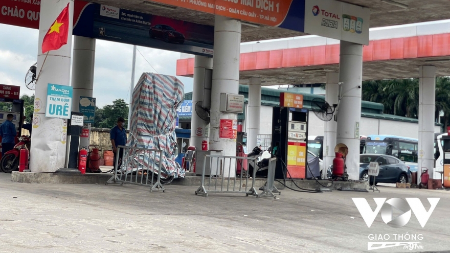 Cảnh báo từ vụ ô tô lùi đổ trụ xăng, gây cháy