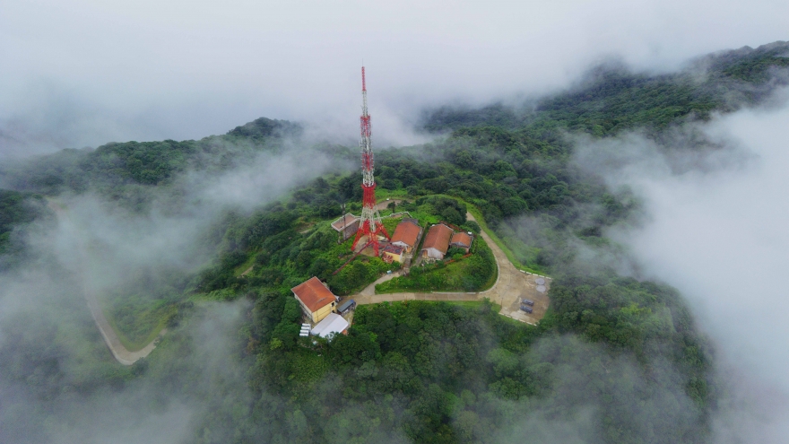 Chuyện về những người "gác sóng" trên đỉnh Phia Oắc