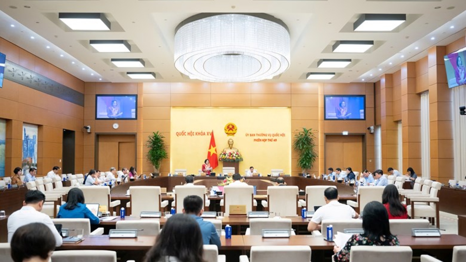 Xem xét và thông qua một số nghị quyết về công tác ứng cử, bầu cử