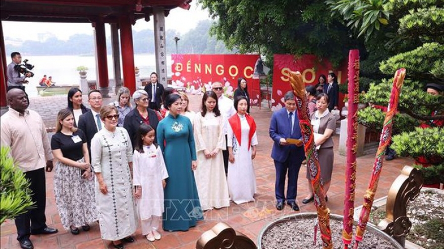 Phu nhân Ngô Phương Ly và Phu nhân Lis Cuesta Peraza tham quan đền Ngọc Sơn