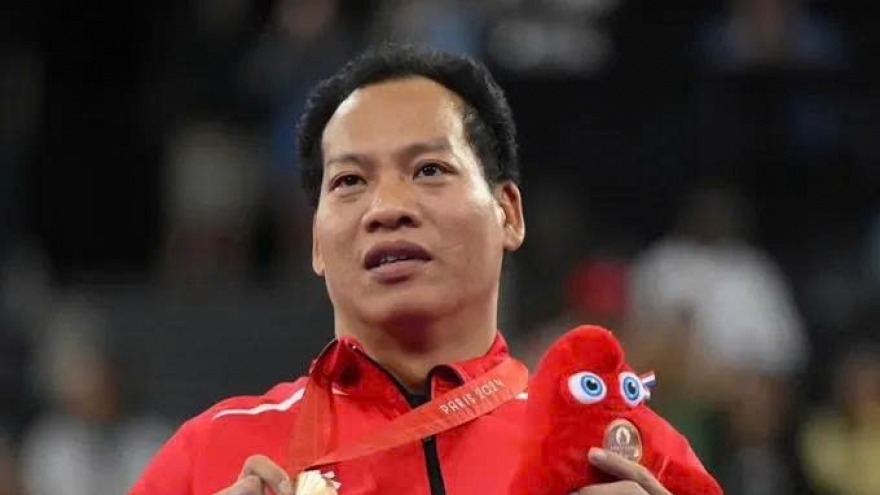 Vietnamese Paralympic powerlifter honoured with French Gold Medal for dedication