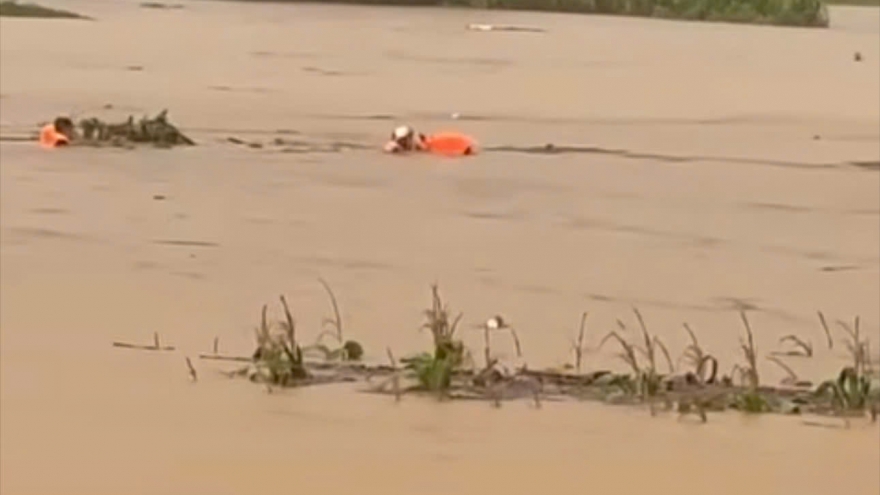 Công an kịp thời cứu người phụ nữ bị nước lũ cuốn trôi