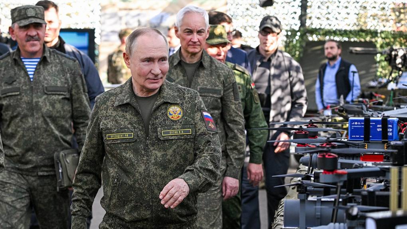Tổng thống Nga Vladimir Putin mặc quân phục thị sát tập trận Zapad-2025