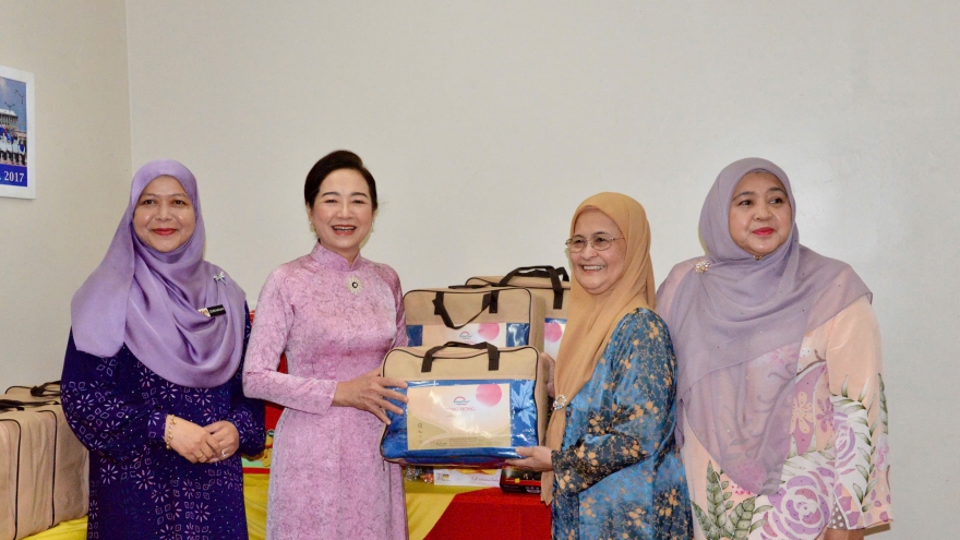 Phu nhân Chủ tịch Quốc hội Trần Thanh Mẫn thăm trung tâm trẻ tự kỷ tại Malaysia