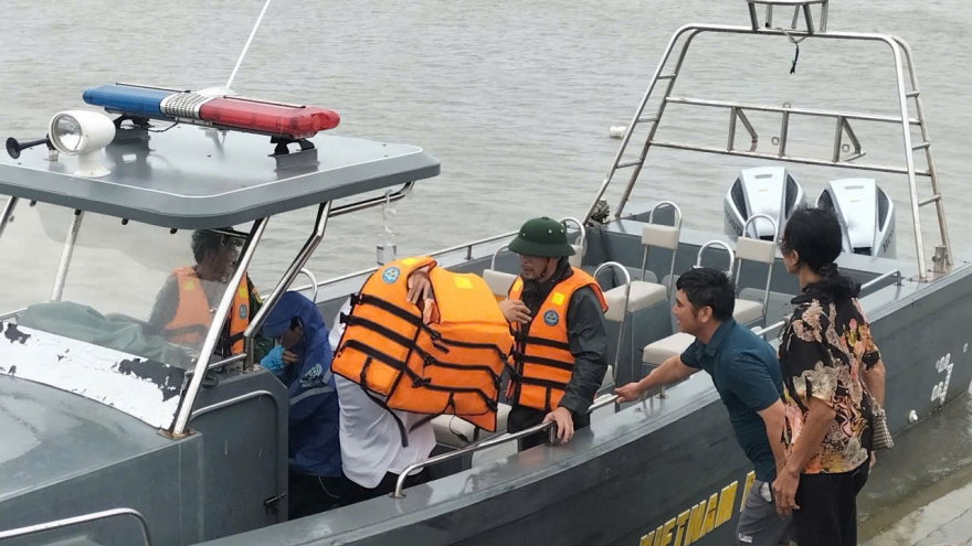 Kịp thời cứu bệnh nhân viêm ruột thừa tại đảo Quan Lạn trong mưa bão