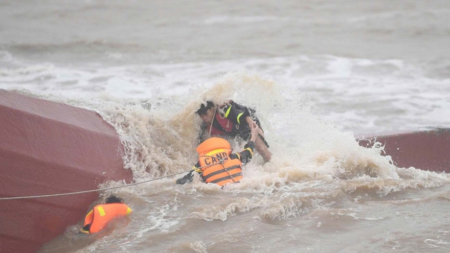 Thủ tướng chỉ đạo khẩn trương hỗ trợ nhân dân khắc phục hậu quả bão số 10 và mưa lũ