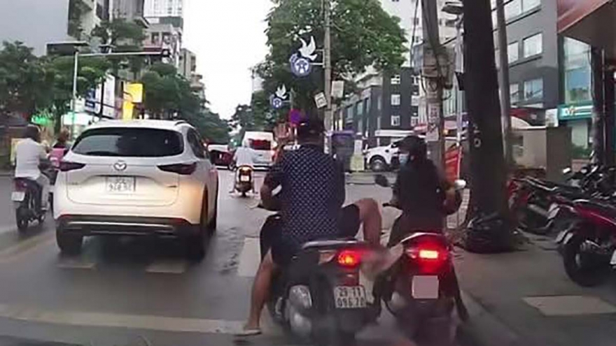 Xử phạt nam thanh niên hùng hổ đạp người phụ nữ mặc quân phục trên đường