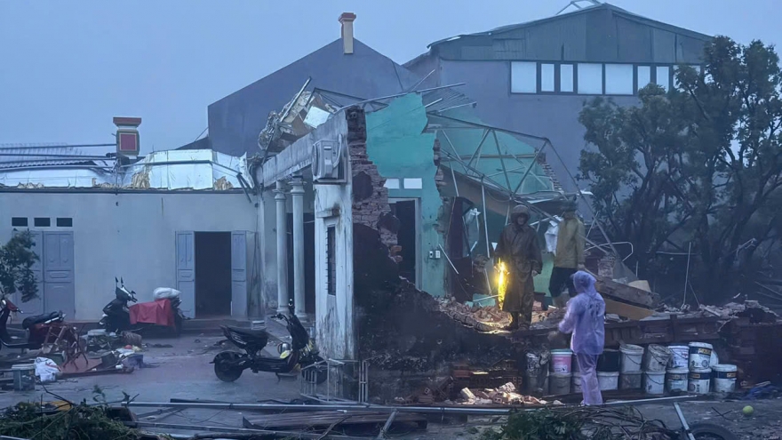 Giải cứu 4 người gặp nạn trong cơn bão số 10 tại Thanh Hóa