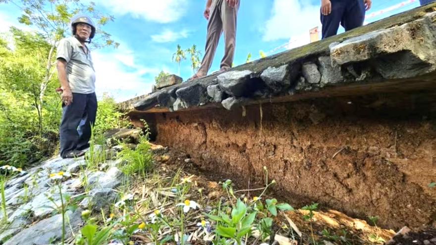 Sạt lở bờ sông Bồ khiến người dân mất ăn, mất ngủ