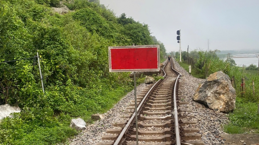 Sạt lở đá xô lệch đường sắt qua Quảng Trị, tàu hỏa Bắc - Nam ách tắc