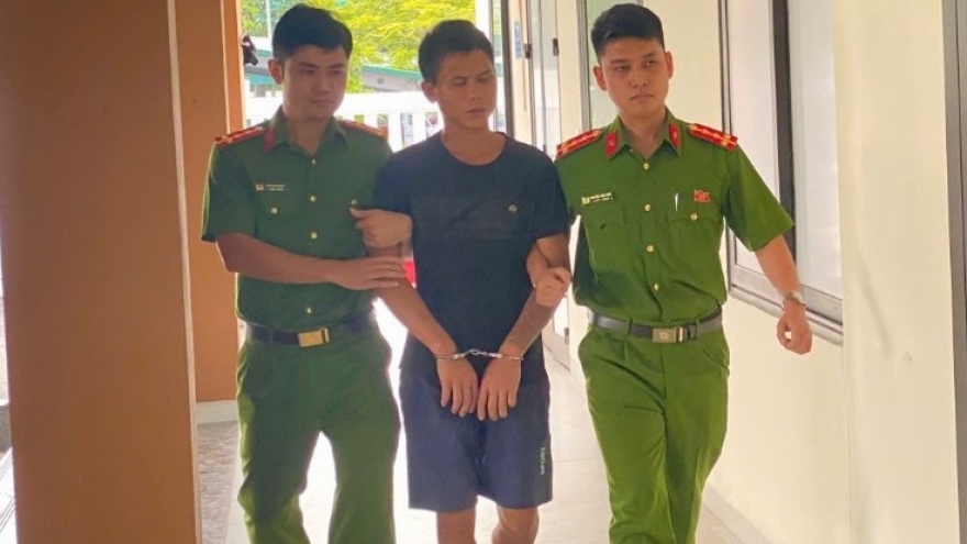 Người đàn ông cầm dao xông vào trụ sở, chém bị thương Phó trưởng Công an xã