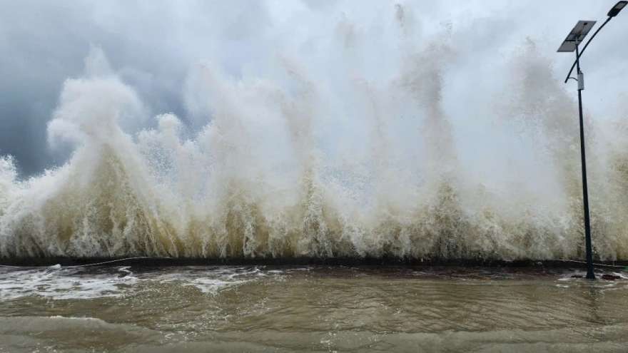 Sẵn sàng ứng phó tình huống khi vùng áp thấp có khả năng mạnh lên thành ATNĐ