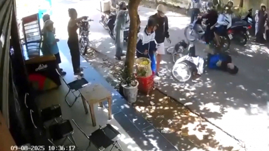 Bị đánh hội đồng, nam sinh dùng hung khí chống trả làm 2 người bị thương