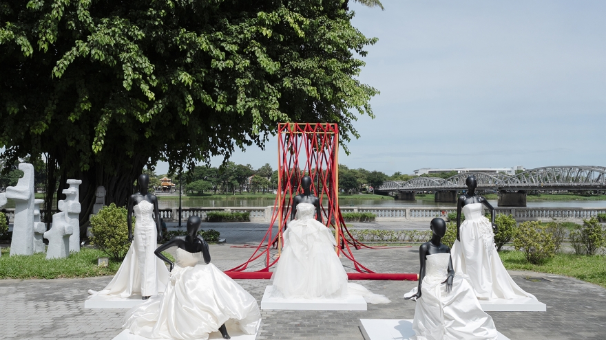 Vẻ đẹp vượt thời gian của thêu cung đình Huế trong thời trang đương đại