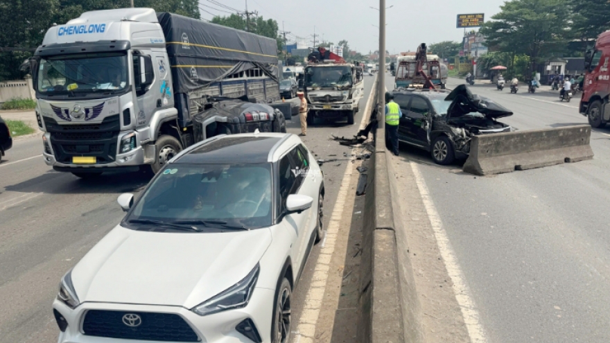 Hiện trường 8 ô tô tông liên hoàn trên quốc lộ: Xe lật, bánh văng, khách hoảng loạn