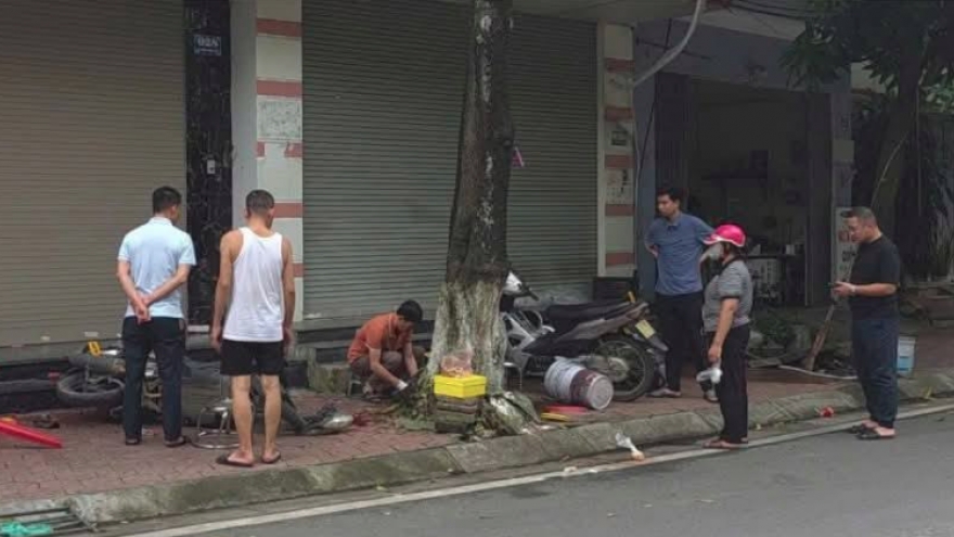 Vặn tay ga xe máy đang sửa, bé trai 7 tuổi lao xe lên vỉa hè tử vong thương tâm
