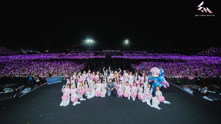 30 "Em xinh" mặc áo dài trình diễn "Việt Nam hơn từng ngày" kết hợp công nghệ 3D