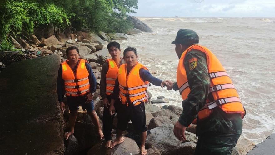 Chìm tàu cá tại Cà Mau, 4 thuyền viên được cứu vớt an toàn