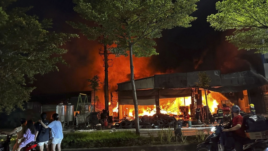 Cháy xưởng lốp ô tô ở Từ Sơn, Bắc Ninh khói đen dày đặc