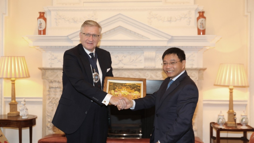 Finance minister pushes for London tie-up to build int’l financial centre