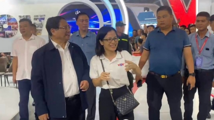 Thủ tướng ấn tượng với chiếc Loa "Chứng nhân lịch sử" tại gian trưng bày của VOV