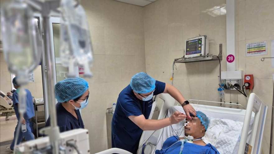 Thứ trưởng Bộ Y tế cứu người gặp tai nạn trên cầu Nhật Tân