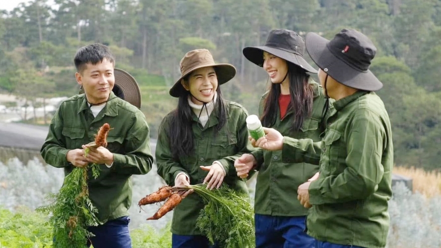 Nhóm Quang Linh Vlog, hoa hậu Thùy Tiên mượn vườn nông trại để "diễn" lừa khán giả