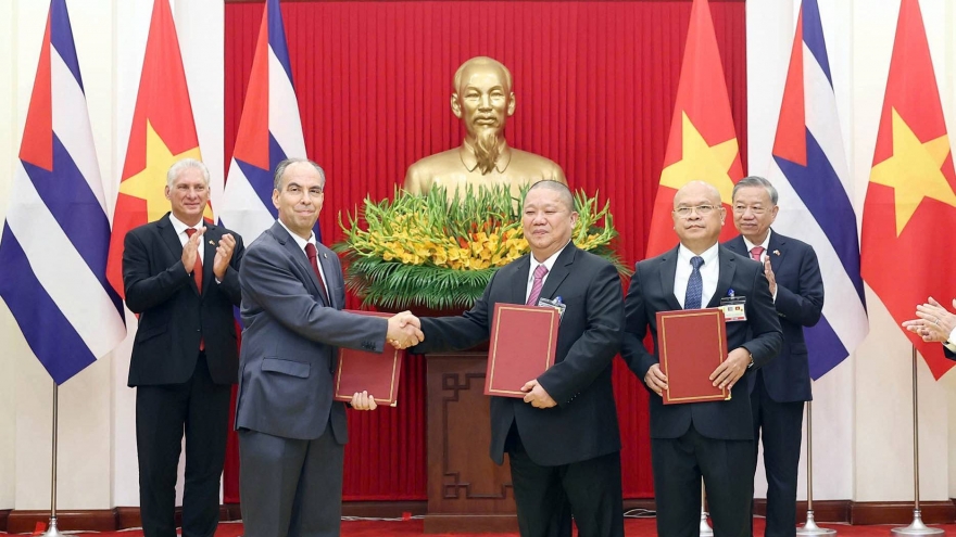 Việt Nam trao tặng lần 1 cho nhân dân Cuba số tiền 385 tỷ đồng