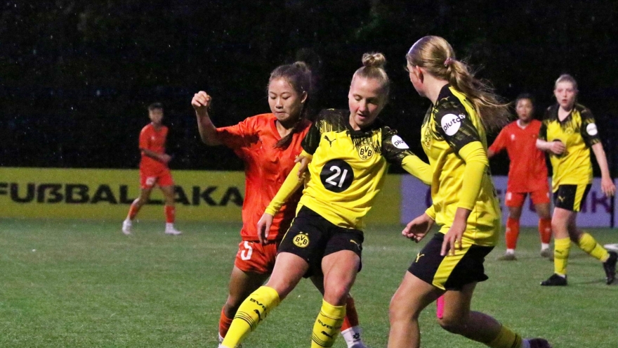 Đại diện bóng đá Việt Nam thắng 6-2 trước Dortmund