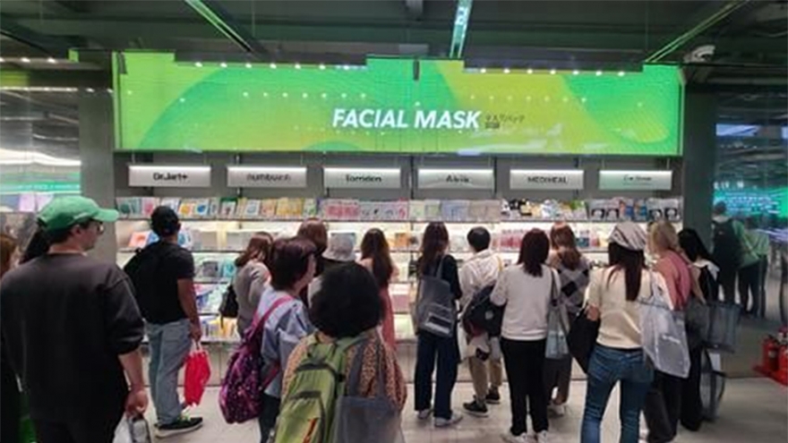 Du khách Trung Quốc đổ xô đến Myeongdong khi chính sách miễn thị thực có hiệu lực