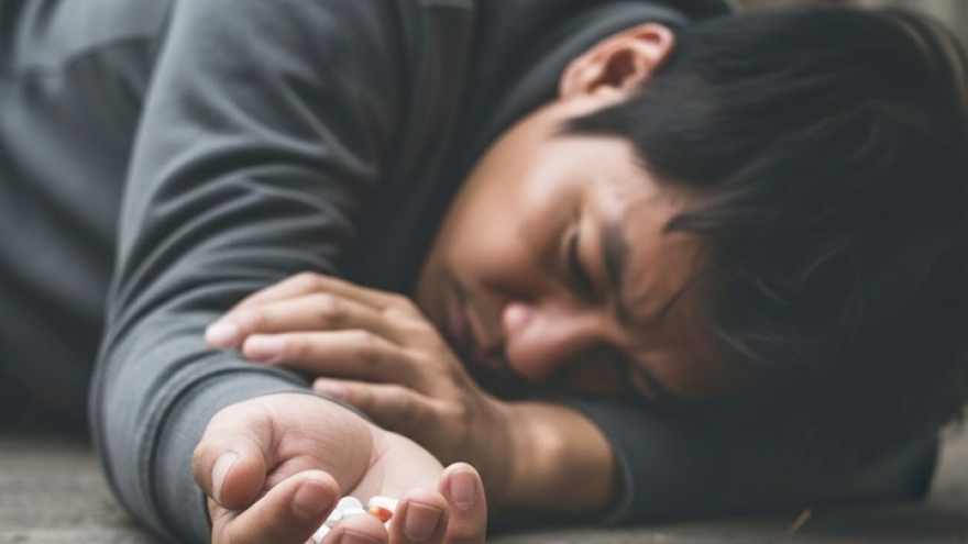 Ngã gục bất tỉnh sau khi uống 3 viên thuốc hàng xóm cho