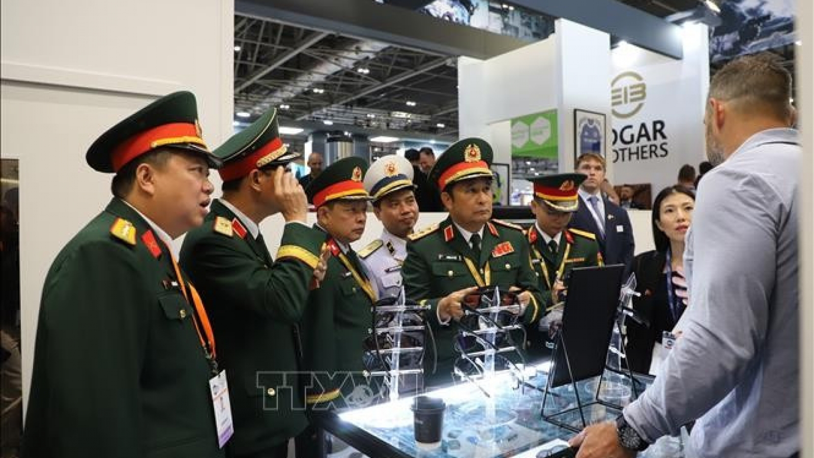Vietnam defence delegation joins UK defence, security expo