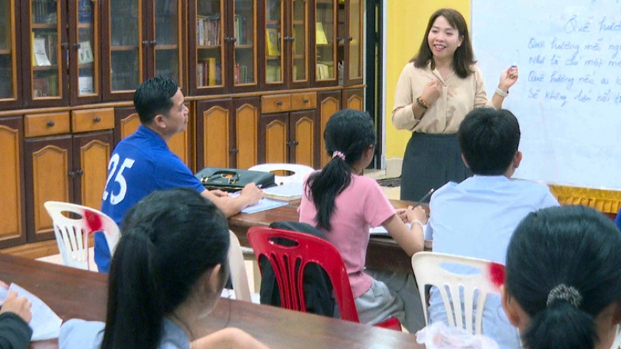 Ambassadors promote Vietnamese language in Laos