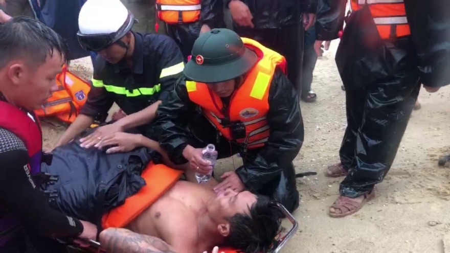 Ngư dân kể lại giây phút sinh tử thoát nạn tại Cửa Việt, Quảng Trị