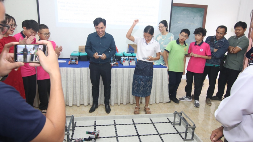 Vietnam, Laos strengthen cooperation in STEM and Robotics education