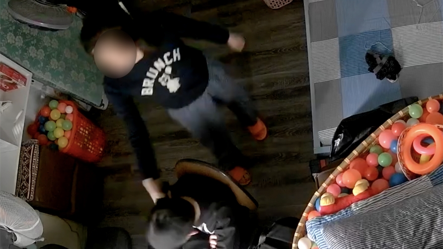 Vụ "mẹ kế bạo hành con chồng": CDC Hà Nội khóa bình luận fanpage vì nữ nhân viên liên quan