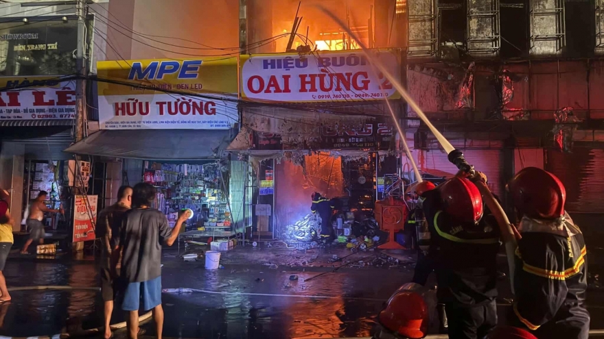 Vụ cháy nhà lan sang ngân hàng ở Cà Mau, thiệt hại hơn 2 tỷ đồng