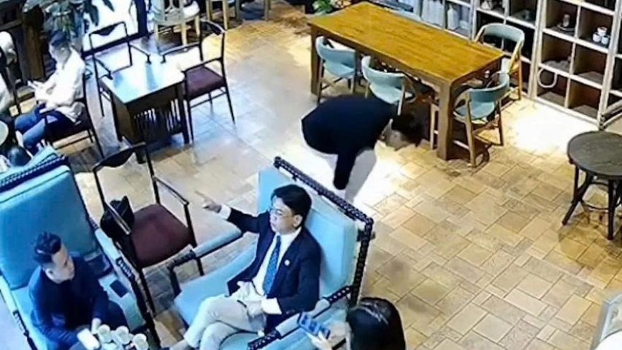 Vụ nhân viên quán cafe bị đánh vì nhắc hút thuốc: Nạn nhân mặt sưng, hoảng loạn