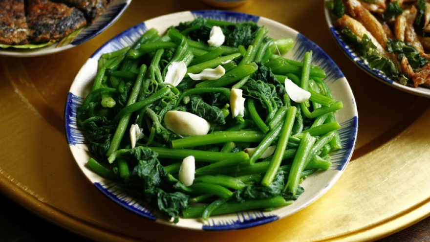 Mẹo xào rau không dầu mỡ vẫn xanh, ngon