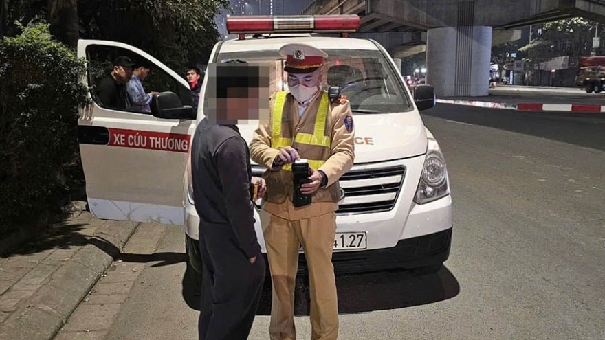 Xe cứu thương  vượt đèn đỏ hoặc chạy quá tốc độ, có bị xử phạt không?
