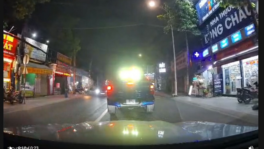 Độ đèn xe gây chói, vượt đèn đỏ, tài xế xe ô tô tải ở TP.HCM bị phạt nặng