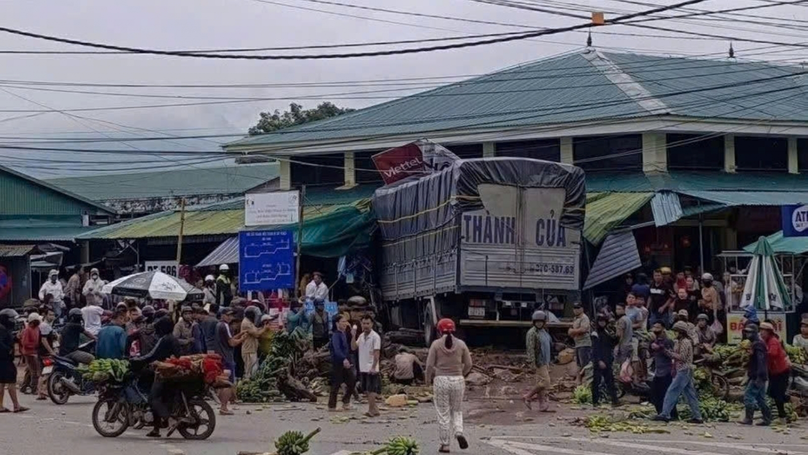 Danh tính 3 người tử vong và 9 người bị thương trong vụ xe tải lao vào chợ ở Quảng Trị