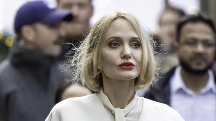 Nhan sắc của Angelina Jolie khi đổi kiểu tóc ngắn vàng hoe