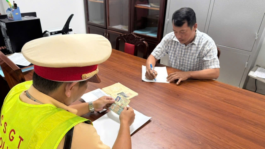 Xử phạt tài xế xe container lấn làn, vượt đèn đỏ ở TP.HCM